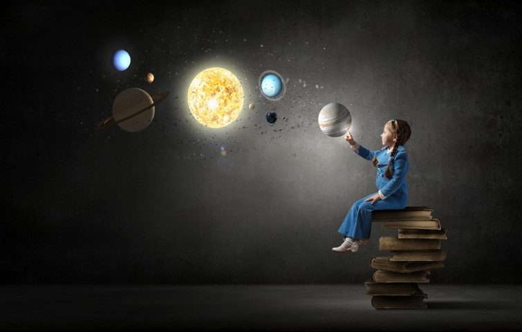 Little-girl-learning-about-the-planets-of-the-solar-system (Small)